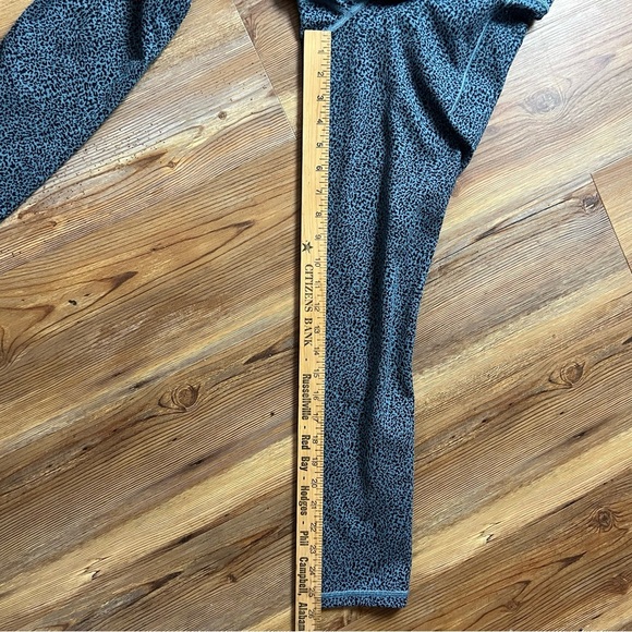 Athleta women’s Salutation stash II Tight size small tall blue/black preowned - Picture 8 of 8